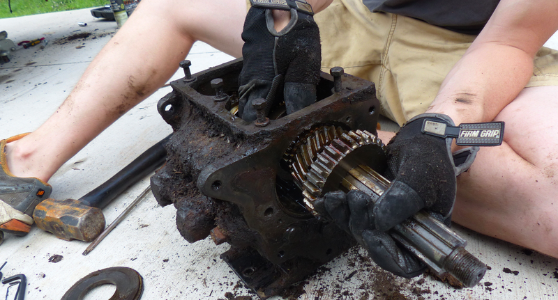 Illustration for article titled This Is What A Thoroughly Broken Manual Transmission Looks Like Inside
